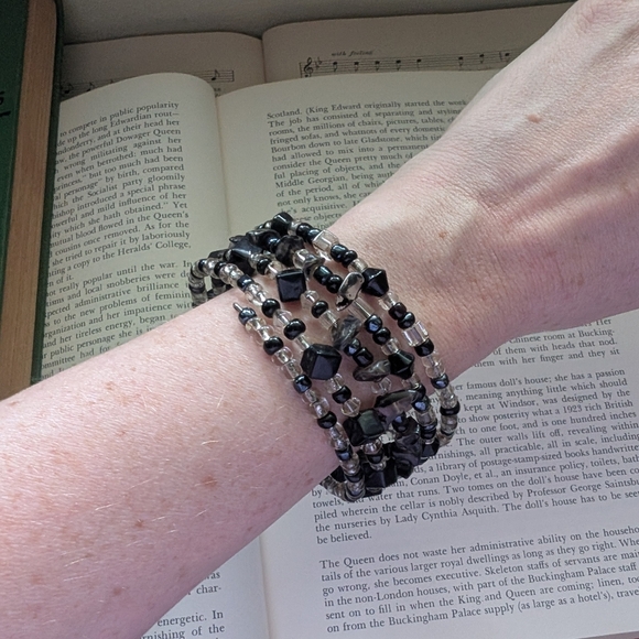 Black and Clear Beaded Bracelet - Picture 4 of 8